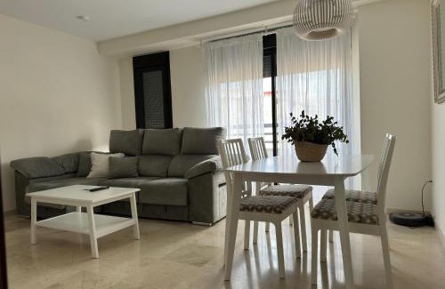 Distrito Noroeste Apartamento | Dúplex céntrico con terraza y parking gratuito