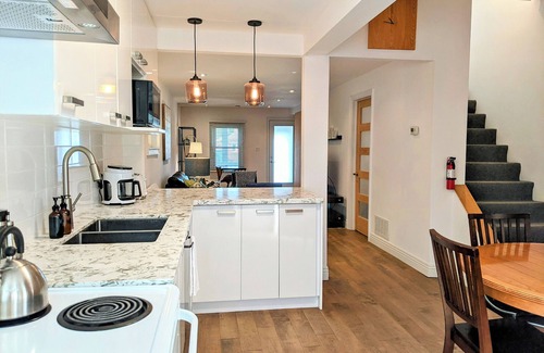 New Toronto Casa | D&D Hideaway in South Etobicoke. Cozy 3-BR Home w/ Garden Nr Lake & Parks.