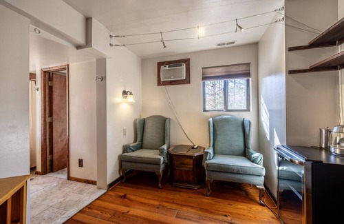 Stanardsville Condominio | D · Royal Suite at White Lotus Eco Spa Retreat