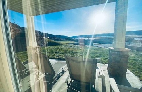 Quincy Casa | D14 Home by pool & Gorge shuttle. 2 decks w/Columbia/tennis courts/pool view