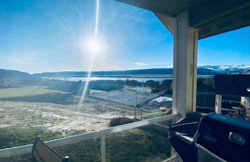 Quincy Casa | D14 Home by pool & Gorge shuttle. 2 decks w/Columbia/tennis courts/pool view