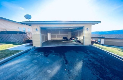Quincy Casa | D14 Home by pool & Gorge shuttle. 2 decks w/Columbia/tennis courts/pool view