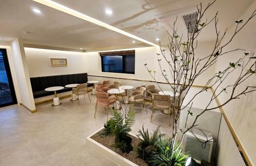 Daeyeon-dong Hotel | Daeyeon Grandis Hotel