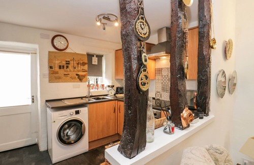 Flookburgh Cabaña | DAFFODIL COTTAGE, pet friendly, with open fire in Flookburgh