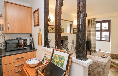 Flookburgh Cabaña | DAFFODIL COTTAGE, pet friendly, with open fire in Flookburgh