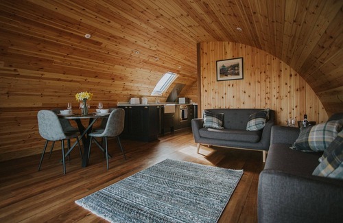 St Harmon Cabaña | Daffodil - Glamping Pod with Hot Tub Sleeping 4 guests, Pet Friendly