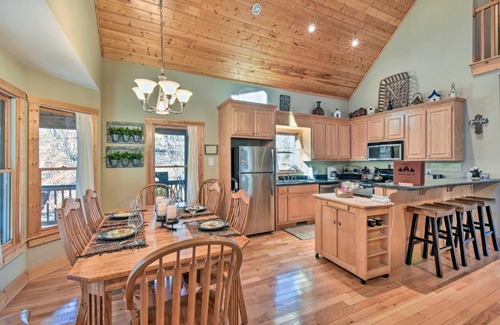 Dahlonega Casa | Dahlonega Cabin with Hot Tub, 4 Mi to Downtown!