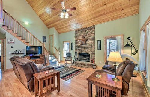 Dahlonega Casa | Dahlonega Cabin with Hot Tub, 4 Mi to Downtown!