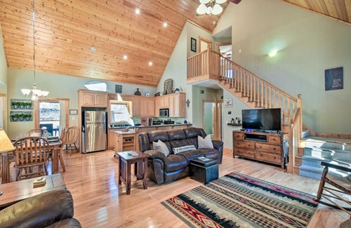 Dahlonega Casa | Dahlonega Cabin with Hot Tub, 4 Mi to Downtown!