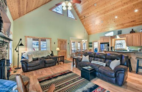 Dahlonega Casa | Dahlonega Cabin with Hot Tub, 4 Mi to Downtown!