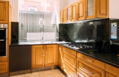 Glenelg South Casa | LUX Glenelg - Pool, 4BD, 3BA, Sleeps 13