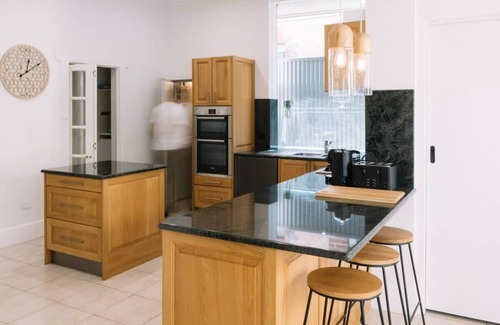Glenelg South Casa | LUX Glenelg - Pool, 4BD, 3BA, Sleeps 13