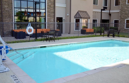 West San Antonio Condominio | Suite accesible de movilidad espaciosa cerca de SeaWorld | Piscina accesible estacional