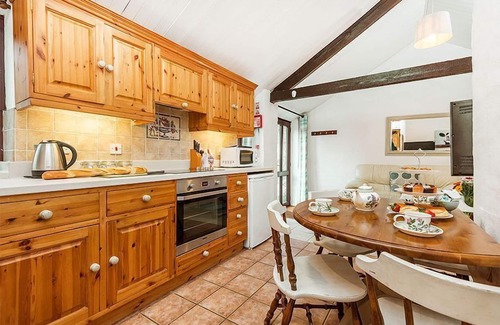 Whitchurch Canonicorum Cabaña | Dairy Barn con Log Burner, piscina cubierta y acceso al spa - Capacidad para 4 personas en 2 habitaciones - Alpacas!