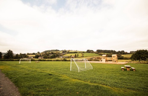 St Harmon Cabina | Daisy - a glamping pod that sleeps 4 guests in 2 bedrooms