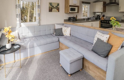 Swarland Cabaña | DAISY'S RETREAT, pet friendly, with hot tub in Longframlington