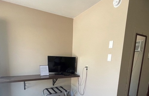 Faulkton Casa | Dakota Landing Cabins & Motel: Room #2-Cozy, newly remodeled motel room