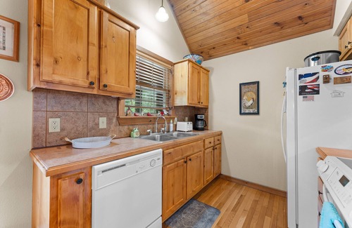 Branson West Casa | Dakota Lodge 2 Bedroom Home by RedAwning