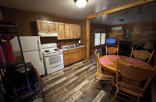 Logan Cabina | Dakota Trail Cabin 1/2 mile from Old Man's Cave State Park in Hocking Hills