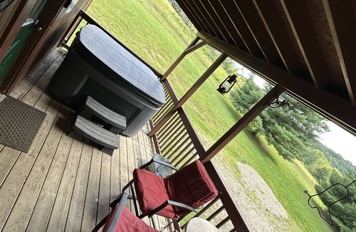 Logan Cabina | Dakota Trail Cabin 1/2 mile from Old Man's Cave State Park in Hocking Hills