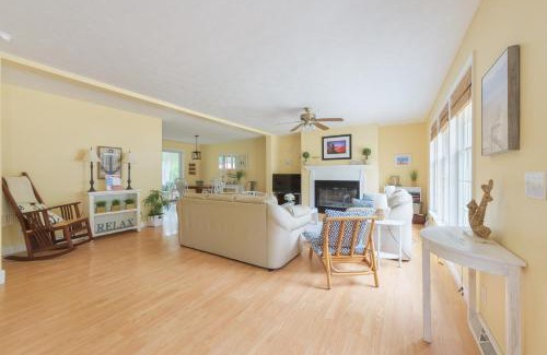 West Wing Estates Casa | Dale Cottage - Just a block away from beautiful Lake Michigan!