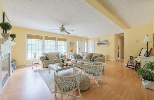 West Wing Estates Casa | Dale Cottage - Just a block away from beautiful Lake Michigan!