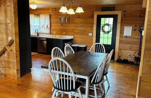 Albany Cabina | Dale Hollow Lakeview Cabin on Private Airport- 7KY4