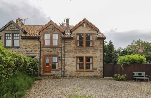 Aislaby Cabaña | DALE VIEW, pet friendly, luxury holiday cottage in Sleights