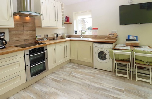 Woodland Cabaña | DALE VIEW, pet friendly, with open fire in Cockfield