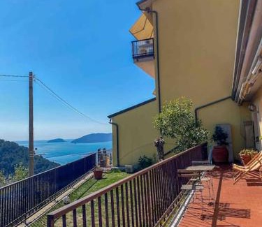 Pitelli Apartamento | Dalla Isi il giardino sul golfo