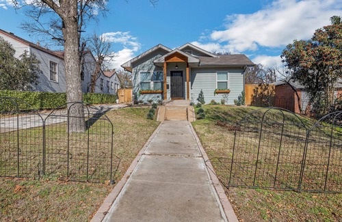 Cedar Crest Casa | Dallas 3BR Home ■ Central ■ Pet Friendly + Free Parking.