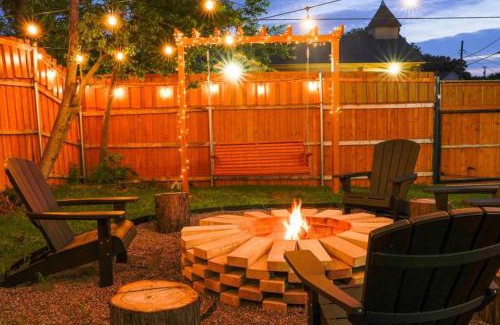 South Dallas - Fair Park Casa | Dallas 4BR Large yard w HOT TUB , Fire pit and basketball Hoop