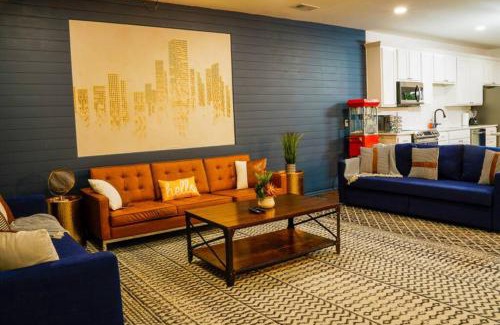 South Dallas - Fair Park Casa | Dallas 4BR Large yard w HOT TUB , Fire pit and basketball Hoop