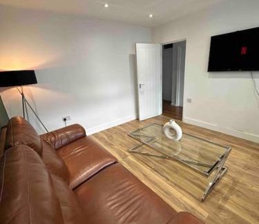 Botwell Casa | Dallas House - Easy links to LHR and London