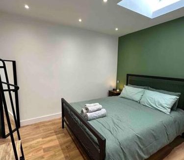 Botwell Casa | Dallas House - Easy links to LHR and London