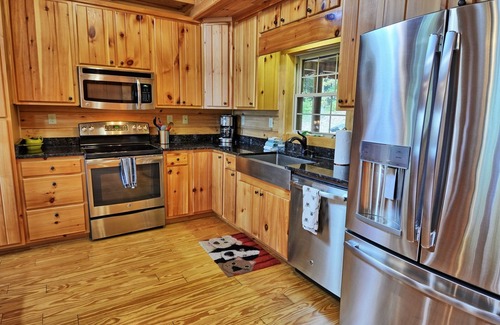 Creston Cabina | Daltons Creek Cabin-Open for Bookings! AC, FP, Hot Tub