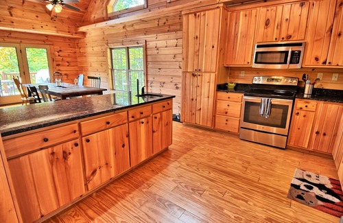 Creston Cabina | Daltons Creek Cabin-Open for Bookings! AC, FP, Hot Tub