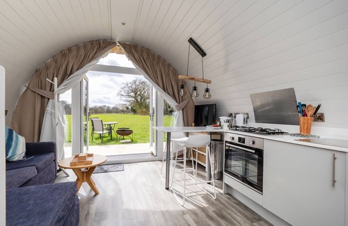 Irstead Cabaña | Damselfly - sleeps 2 guests in 1 bedroom