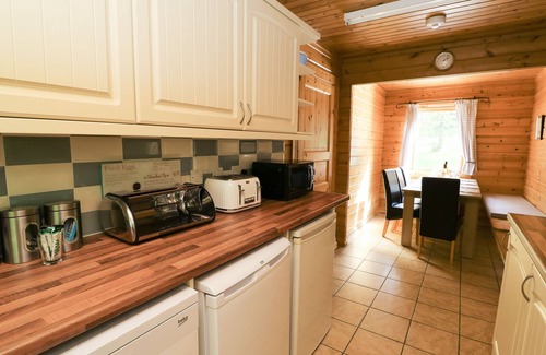 Presteigne Cabaña | DAN Y COED, pet friendly, character holiday cottage in Presteigne
