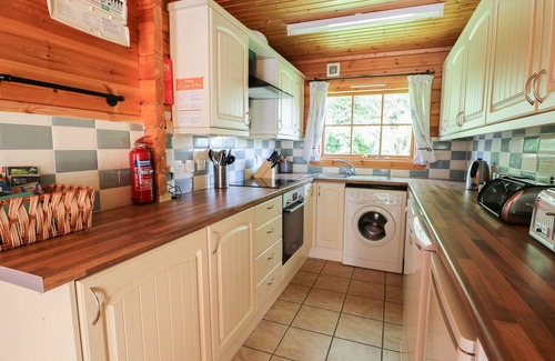 Presteigne Cabaña | DAN Y COED, pet friendly, character holiday cottage in Presteigne