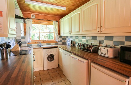 Presteigne Cabaña | DAN Y COED, pet friendly, character holiday cottage in Presteigne