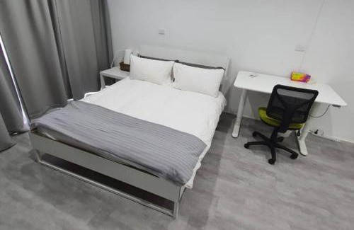 City East Apartamento | Dana-Spacious Private Room in Shared 2-Bedroom Apartment-1