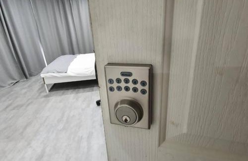 City East Apartamento | Dana-Spacious Private Room in Shared 2-Bedroom Apartment-1