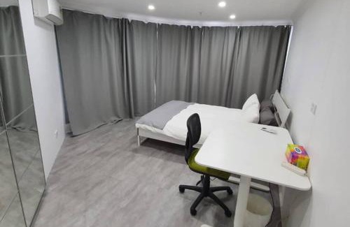 City East Apartamento | Dana-Spacious Private Room in Shared 2-Bedroom Apartment-1