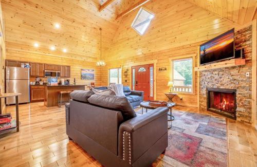 White Oak Lodge Casa | Dancing Bear Hideaway - Outdoor Hot Tub, Screened-In Deck, + Access to Community Amenities