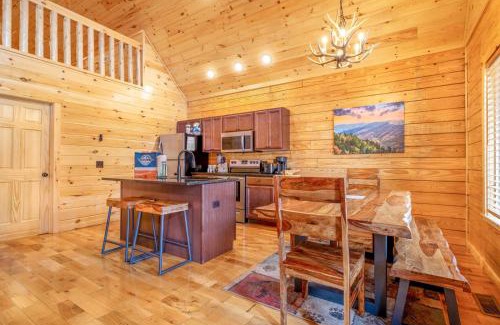 White Oak Lodge Casa | Dancing Bear Hideaway - Outdoor Hot Tub, Screened-In Deck, + Access to Community Amenities