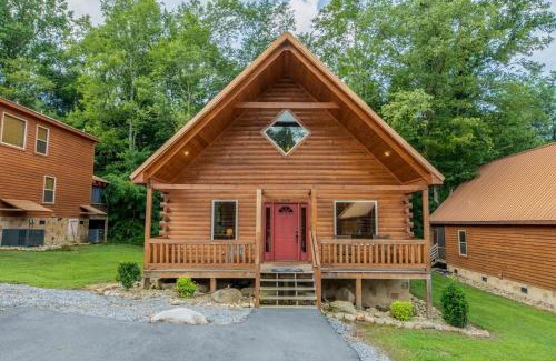 White Oak Lodge Casa | Dancing Bear Hideaway - Outdoor Hot Tub, Screened-In Deck, + Access to Community Amenities