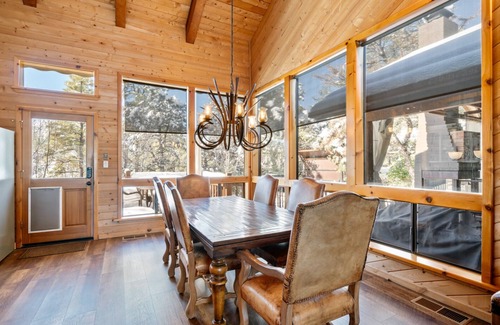 Pine Cabina | Dancing Bear Lodge, Pine AZ; Cabina de lujo con vistas, spa y sala de estar al aire libre