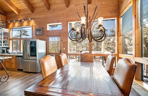 Pine Cabina | Dancing Bear Lodge, Pine AZ; Cabina de lujo con vistas, spa y sala de estar al aire libre