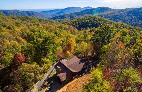 Old Fort Casa | Dancing Bears Cabin Breathtaking Sunrise Mountain Views!